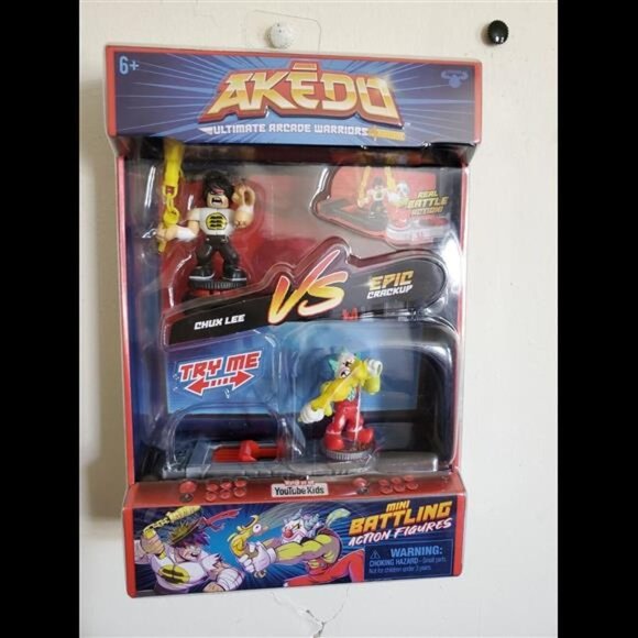 Akedo Ultimate Arcade Warriors Versus Pack - Chux Lee Vs Crackup - Picture 1 of 6